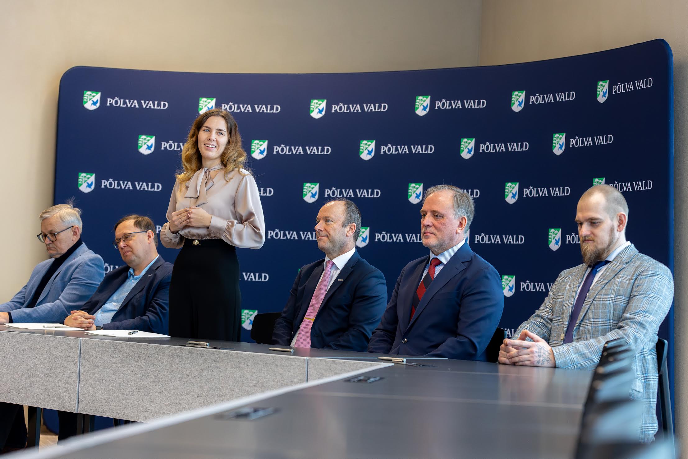 13. veebruaril kohtuti Põlva vallamaja saalis, et allkirjastada transpordiameti ja Põlva valla koostööleping, mille eesmärk on rajada piirkonda kauaoodatud kergtee. Projekti viib ellu transpordiamet riigiteede teehoiukava alusel. Töödega plaanitakse alustada juba sel aastal. Pildil vasakult: volikogu aseesimees Tarmo Tamm, transpordiameti teehoiuteenistuse lõuna osakonna juhataja Janar Taal, Põlva vallavanem Maris Neeno, taristuminister Kuldar Leis, vallavolikogu esimees Indrek Käo, abivallavanem Rene Kintsiraud. FOTOD: Aigar Nagel